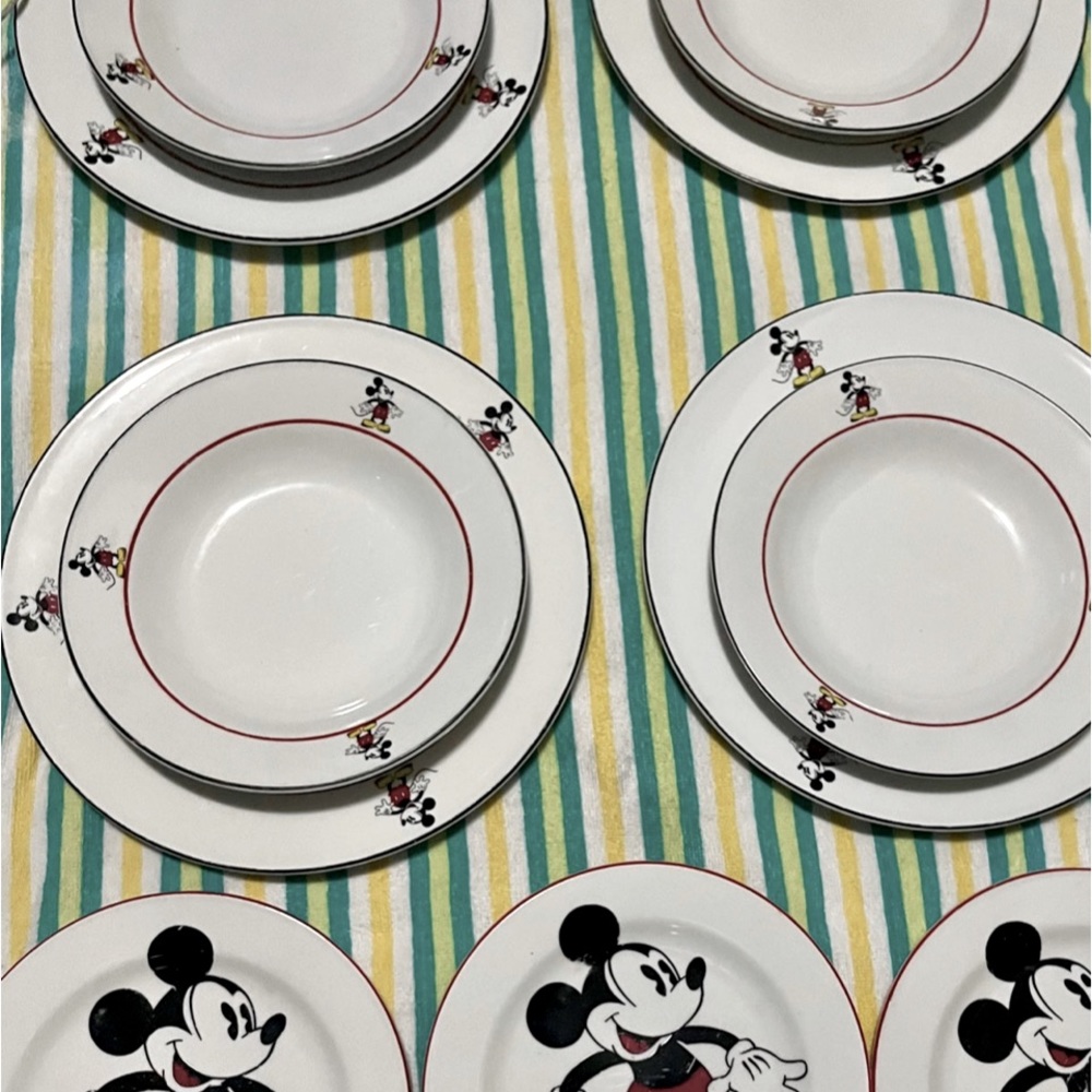 RARE VINTAGEmickey mouse dinnerware set 11 pieces!